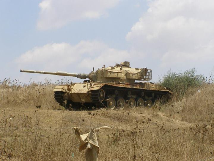 קובץ:הטנק בכניסה לבריכת אורחה.jpg