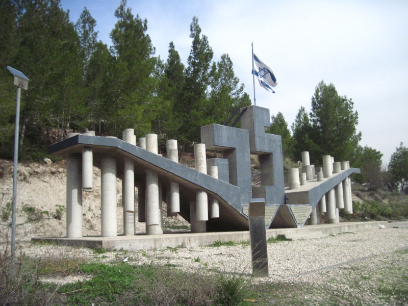 קובץ:אנדרטתלה.JPG