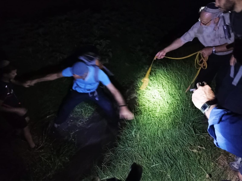 קובץ:דילוג מעבר נחל הביוב הזורם בנחל מכמש עילי.jpg