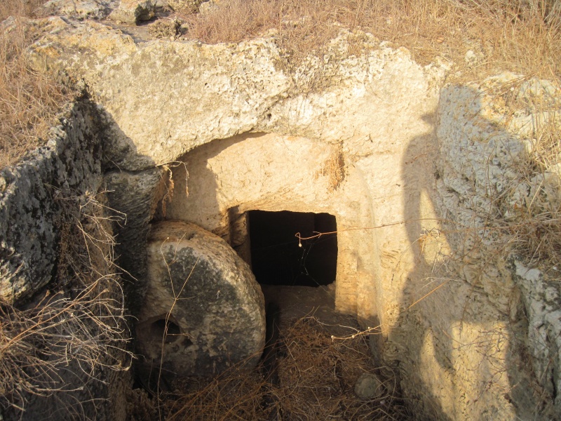 קובץ:חרבתטפתמערתקבר.JPG