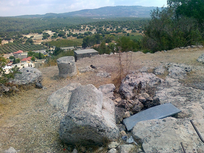 קובץ:מנגל בבית כנסת העתיק במירון (שמואל פישר).jpg