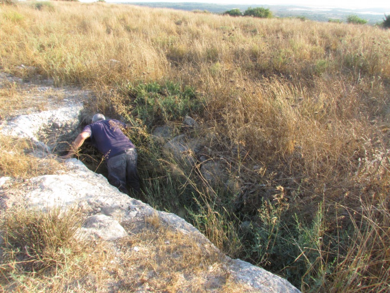 קובץ:מעבר חצוב בכניסה למערת רועים.JPG