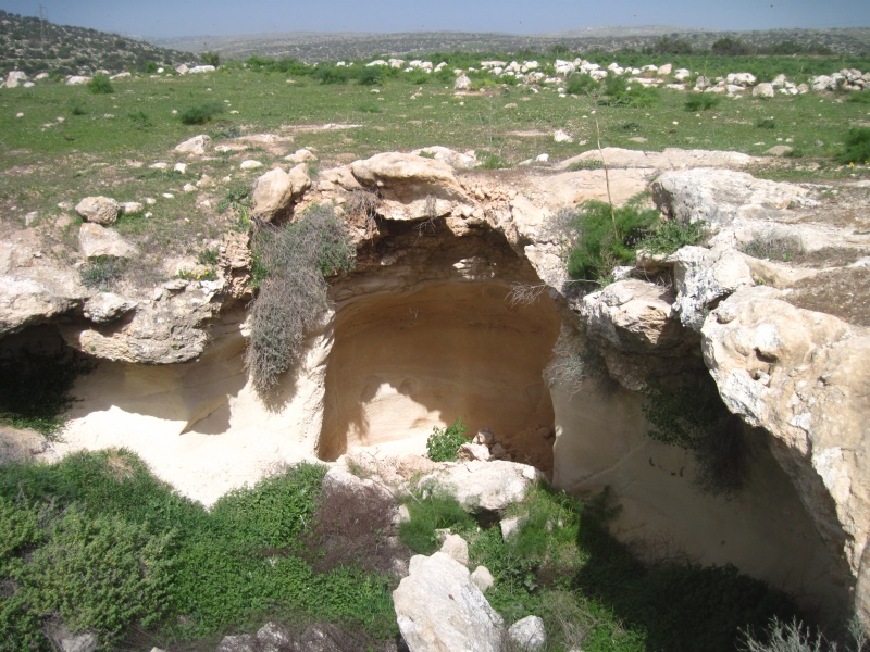 קובץ:מערהחרבתבסר.JPG