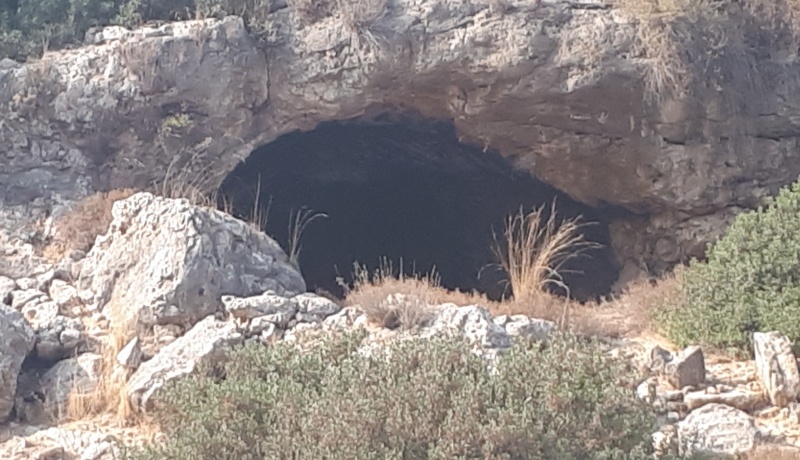 קובץ:מערה ממזרח לעין מעקודיה. מתחת עמנואל.jpg