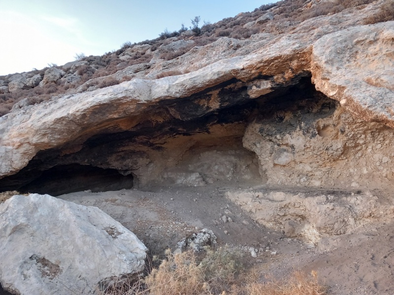 קובץ:מערתחמםא.jpg