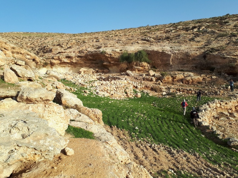 קובץ:מפל ופרסת מצוק ומערות עתיקות.jpg