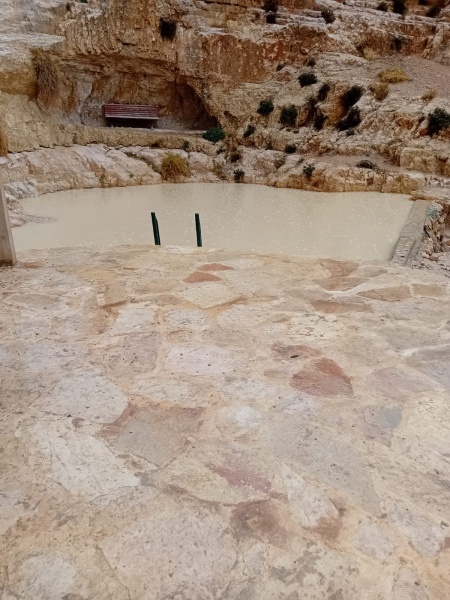קובץ:עין צדק בגשם חנוכה תשפה 2024-12-31.jpeg