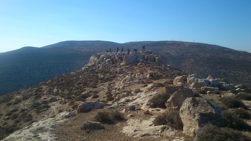 קובץ:קרן אל גמוס נישאת מסביבתה.JPG