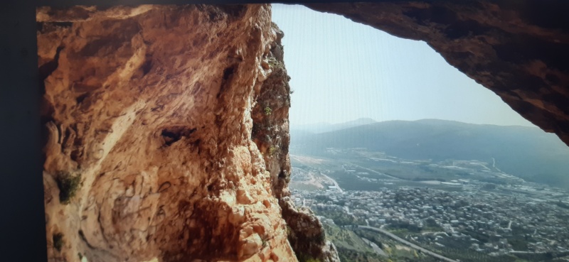 קובץ:תצפית מהמערה.jpg