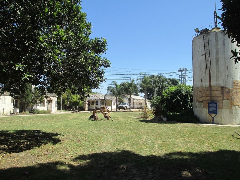 קובץ:Founders courtyard in Kfar Masaryk (3).jpg
