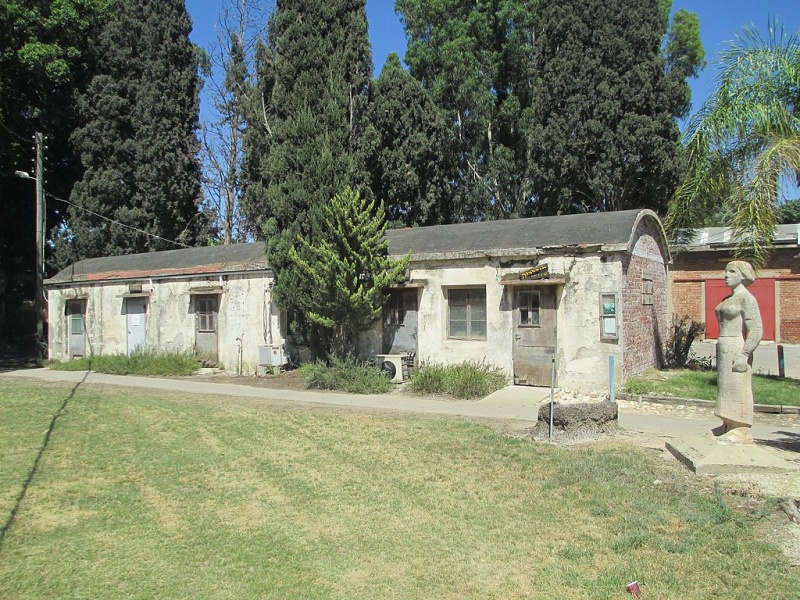 קובץ:Founders courtyard in Kfar Masaryk (7).jpg