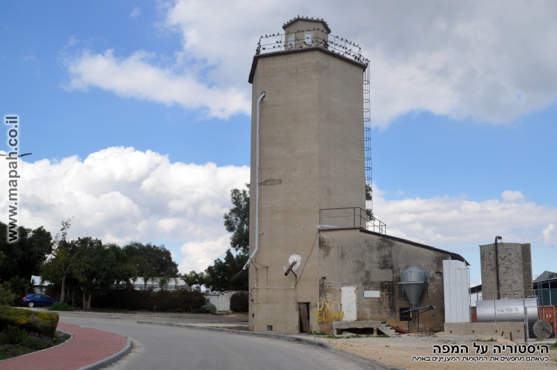 קובץ:High silo kibutz negba.jpg